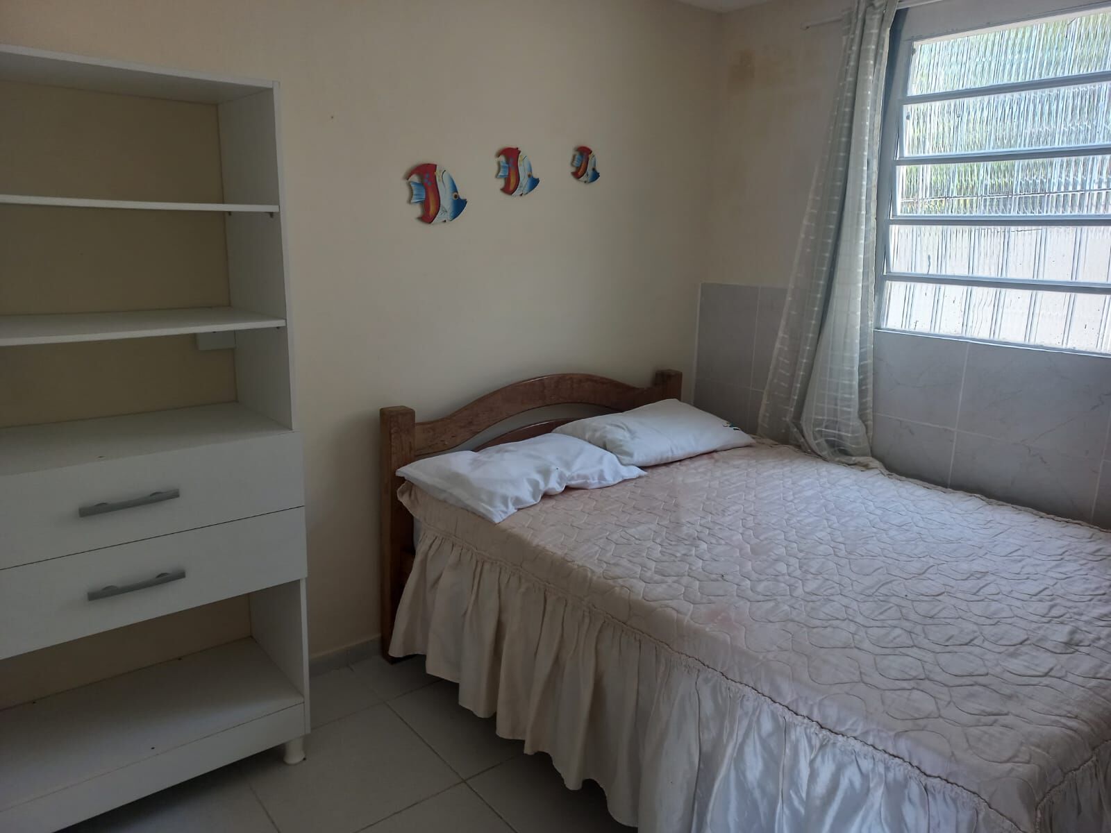 Segundo quarto de casal com janela ampla